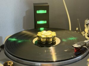 DS Audio ION-001 Vinyl Ionizer ซึ่งเป็นเครื่องกำจัดไฟฟ้าสถิตแบบตั้งพื้นสำหรับแผ่นเสียง