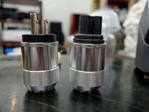 ปลั๊กไฟ Oyaide M1 (ตัวผู้) และ F1 (หัว IEC)เป็นรุ่นท็อปสุด